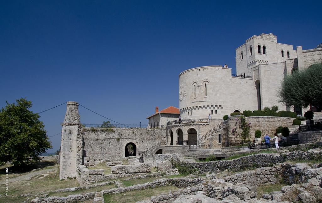 Hotel Panorama Kruje View On The Castle And The Old Town Luaran gambar