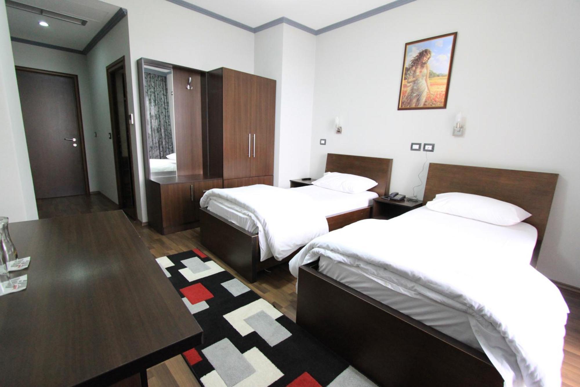 Hotel Panorama Kruje View On The Castle And The Old Town Bilik gambar